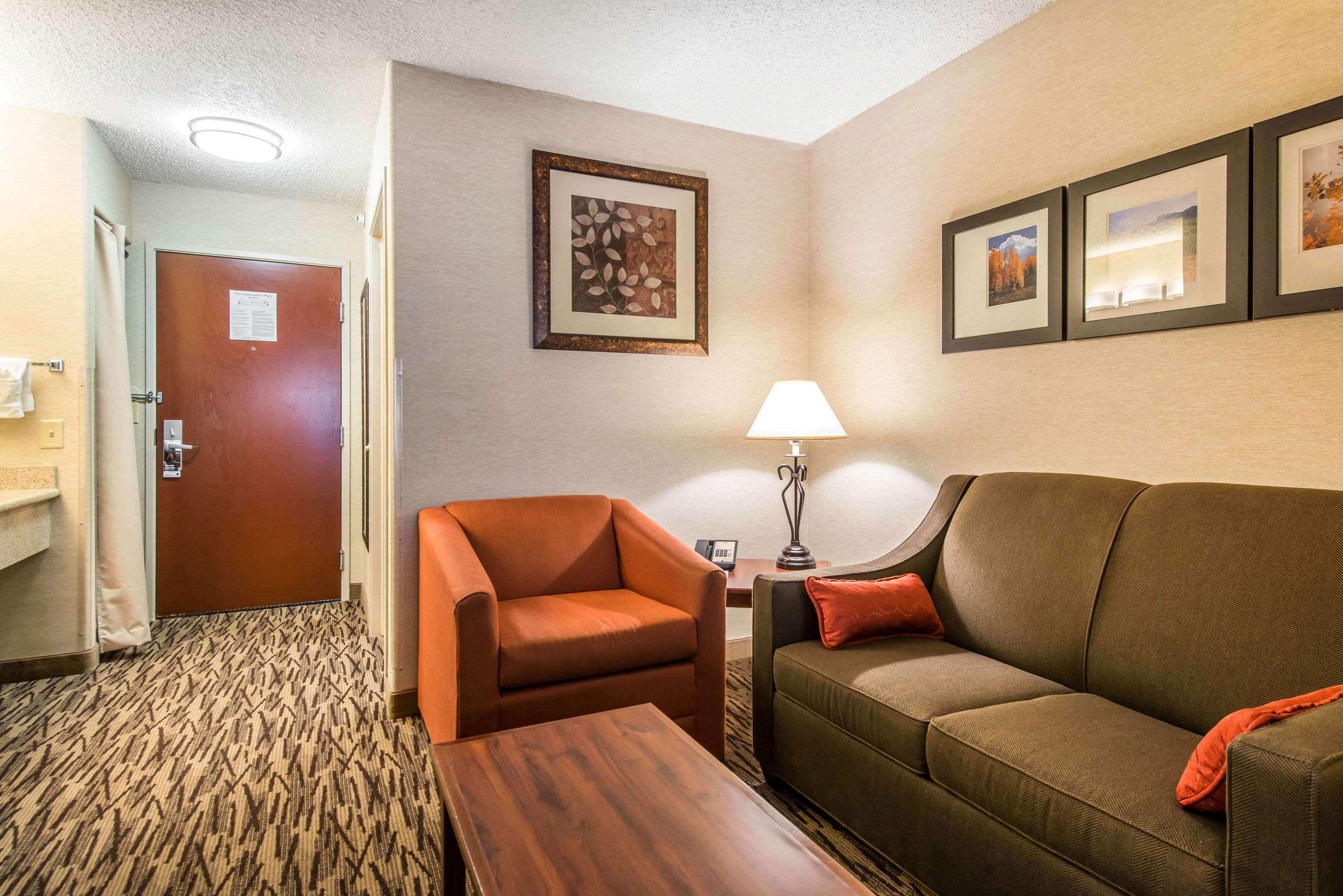 Comfort Golden West On Parkway Hotel