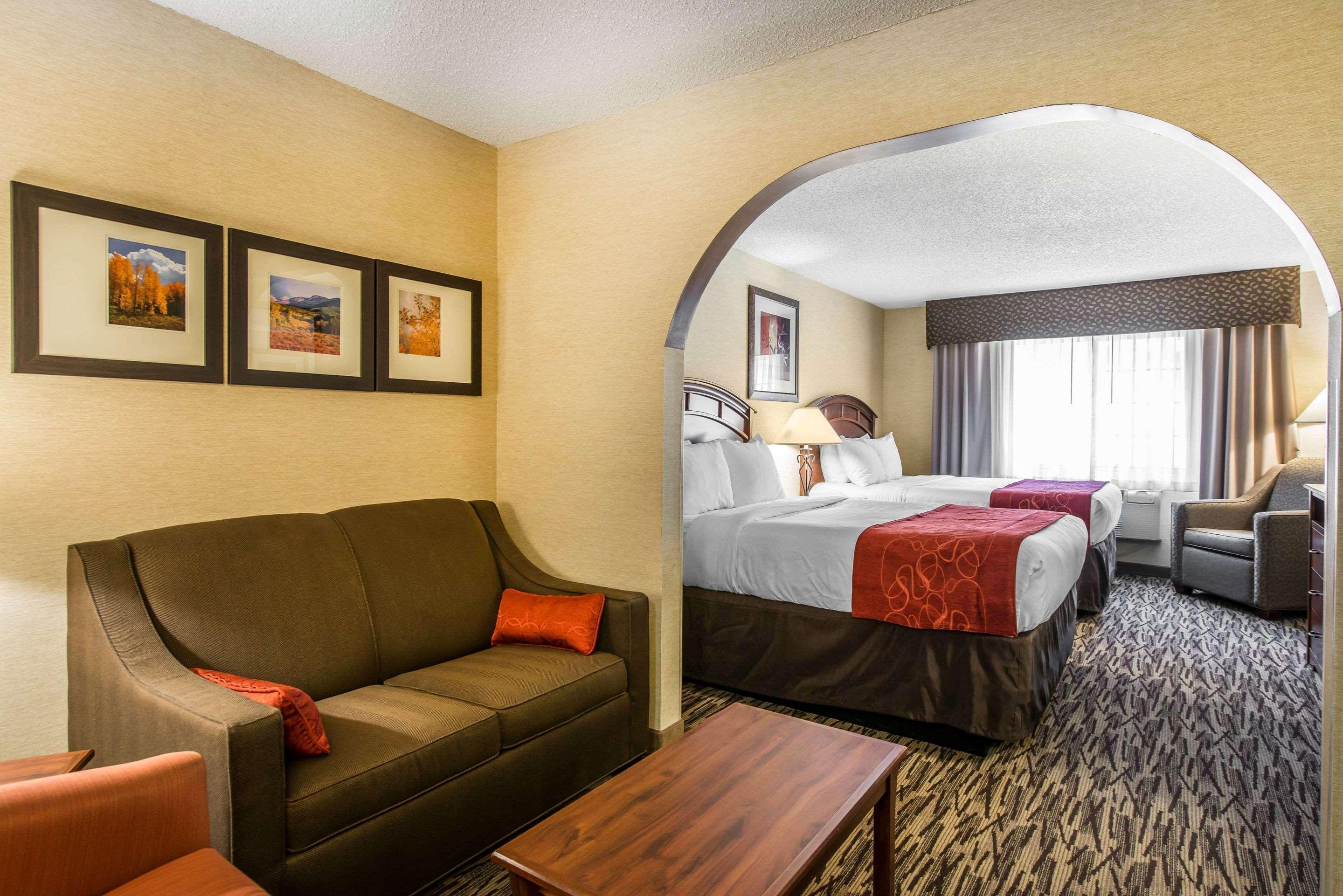Comfort Golden West On Parkway Hotel Evergreen