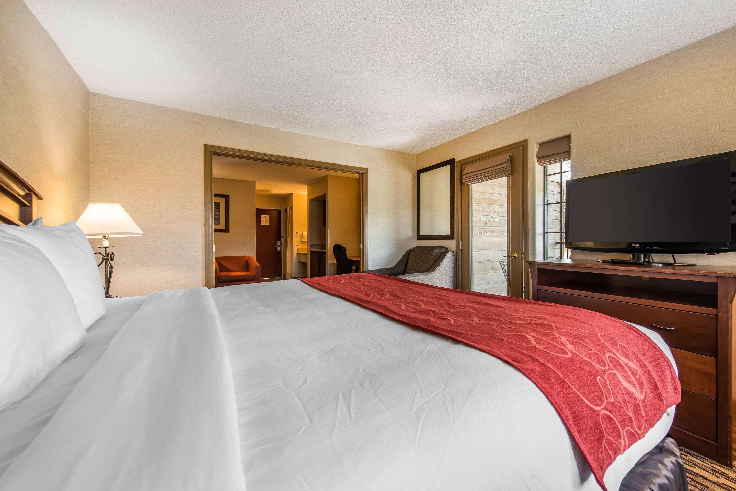 Comfort Golden West On Parkway Hotel 3*