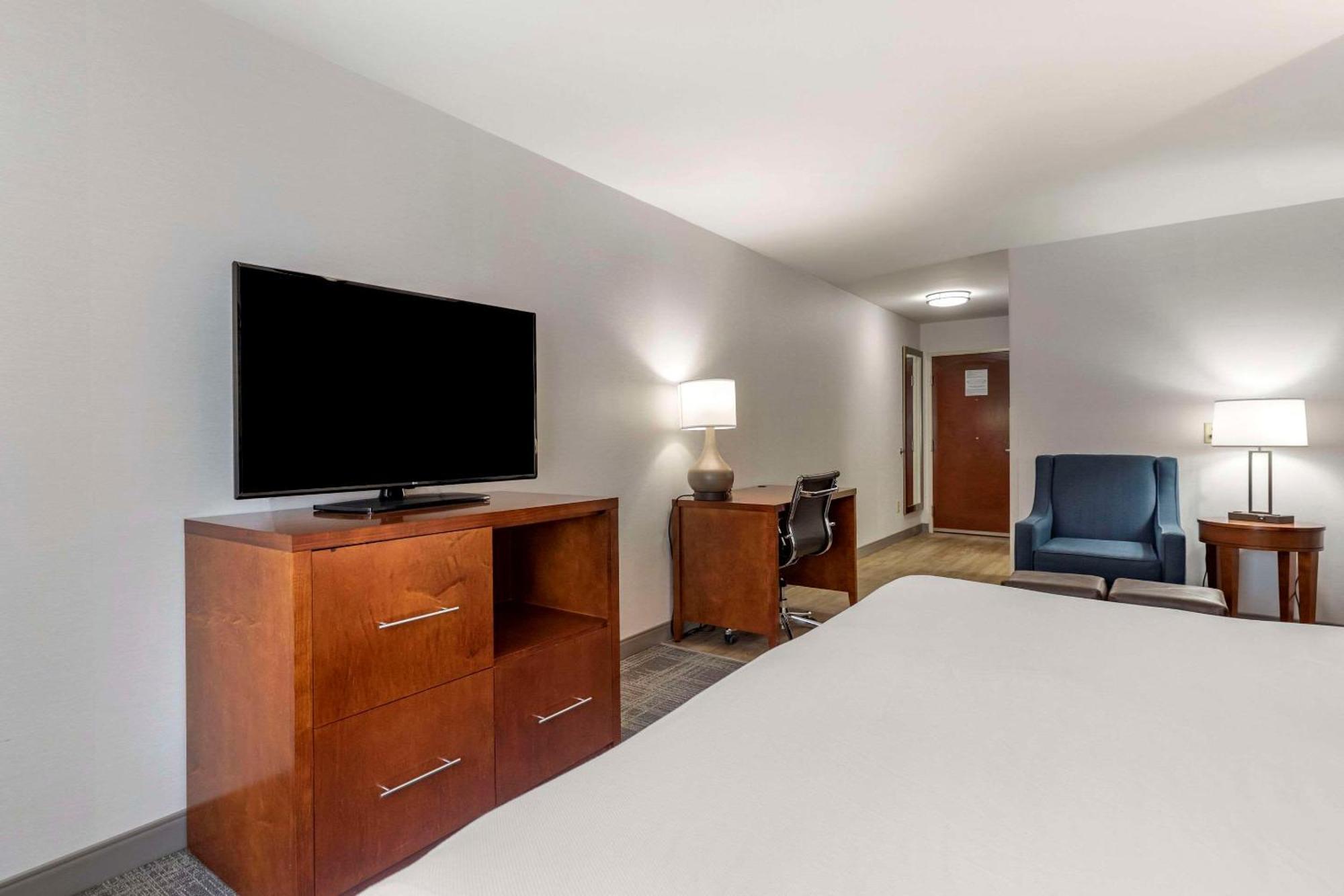 Comfort Golden West On Parkway Hotel 3*