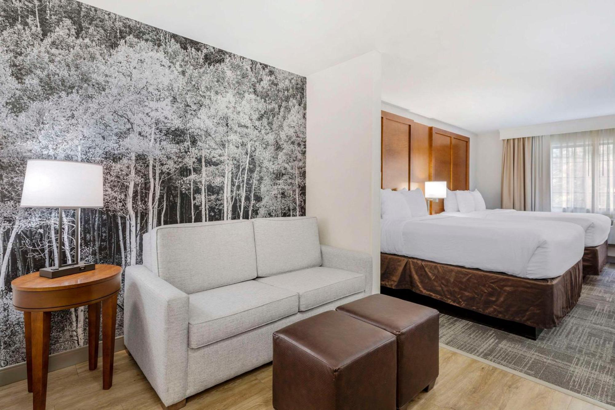 Comfort Golden West On Parkway Hotel Evergreen